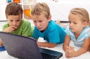 ילדים בודקים צעצועים ברשת